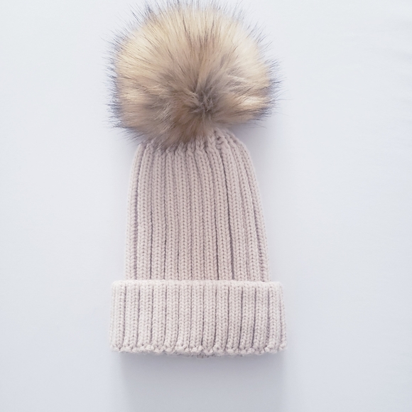 Accessories - Womens knit pompom hat